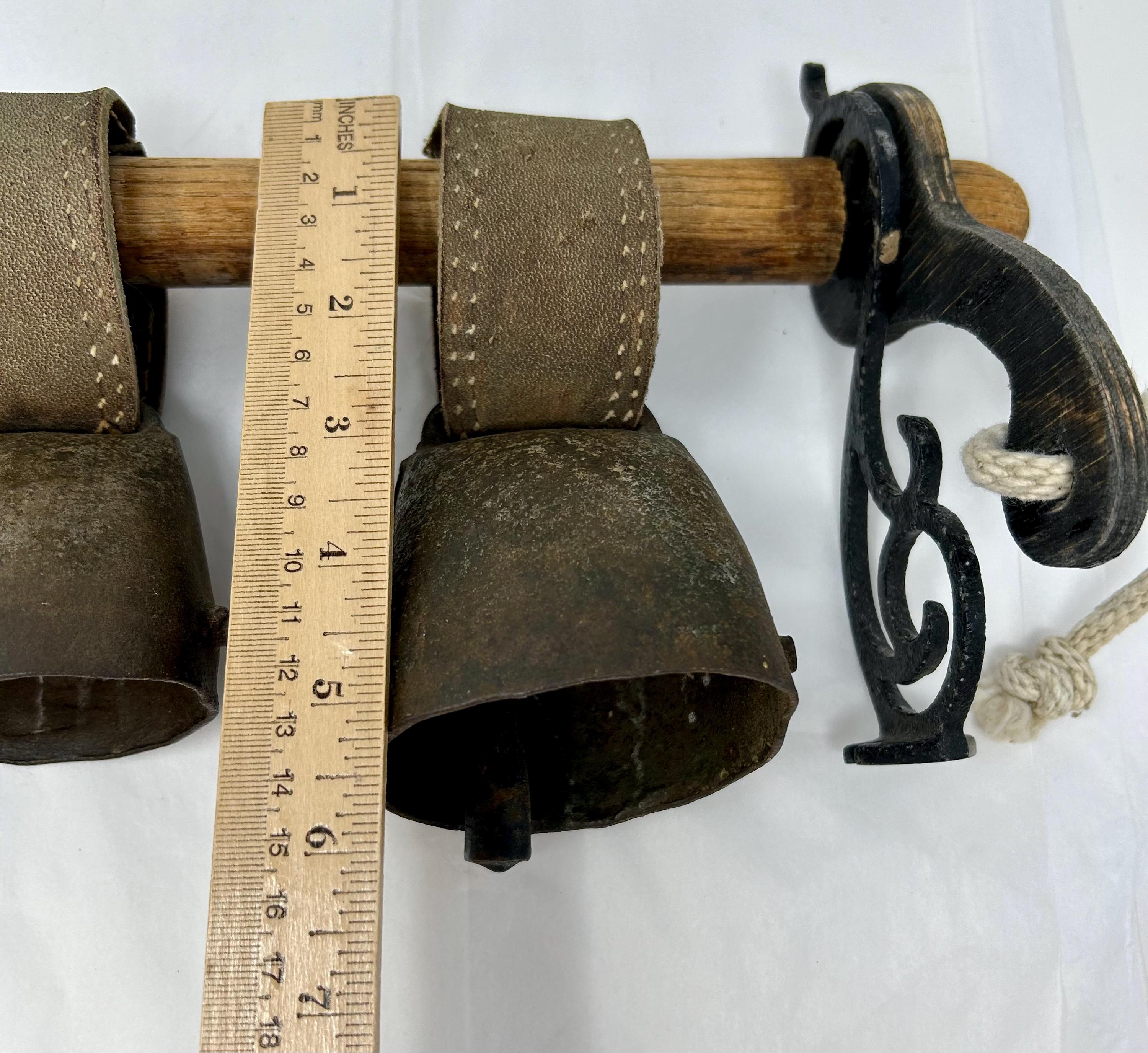 ヴィンテージアンティークブロンズカウベル3個（レザーバンド付き