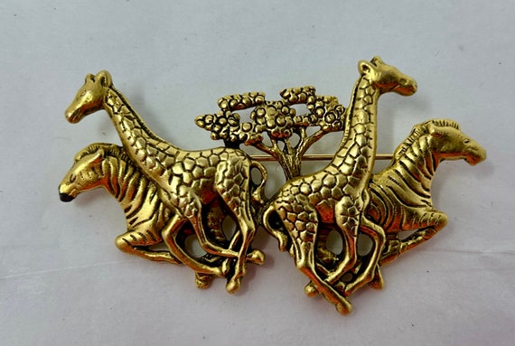 vintage AJC gold tone giraffe bra Africa pin safa… - image 1