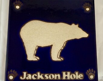 Salvamanteles de cerámica con diseño de oso de Jackson Hole de Imposterworks, azulejos artísticos hechos a mano de EE. UU., decoración rústica de cabaña, placa calefactora de cocina con diseño de vida silvestre para colgar en la pared