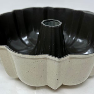 vintage &quot; Best Bundt&quot; cake pan mold mould round Nordic Ware white fluted tube 10&quot;