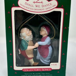 Könnte beinhalten: Handgefertigte Hallmark-Weihnachtsfigur 'Shall We Dance' mit einem tanzenden Weihnachtsmann- und Weihnachtsfrau-Paar. Die Figur ist mit 1988 datiert und Teil der Collector's Series.