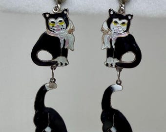 Pendientes vintage de gato de esmoquin en plata de ley 925: joya articulada con forma de gatito blanco y negro, años 50.