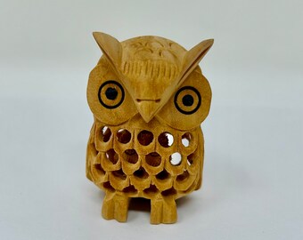手彫りのインドのフクロウの置物 - 中に赤ちゃんフクロウがいる格子状