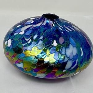 Jarrón de vidrio artístico soplado a mano – Lámpara de aceite iridiscente con forma de orbe en azul, morado y verde – Escultura de vidrio de estudio