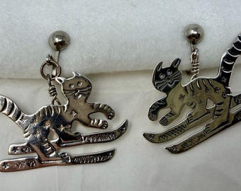 Pendientes de gato esquiador de plata esterlina de Ralph Laurensen, joyas de gato extravagantes, pendientes de gato vintage firmados por RL Delta