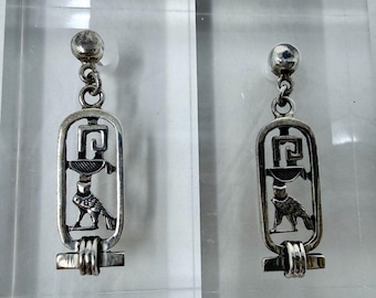 Pendientes vintage de plata egipcia con ojo de Horus y jeroglíficos de halcón con sello egipcio.
