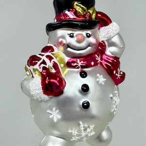 Jay Strongwater for Radko – Snowman with Stacked Presents Ornament – Large Hand-Blown Glass Christmas