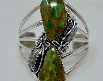 Pulseira Peterson Johnson Navajo em prata de lei com turquesa verde, assinada por um nativo americano.