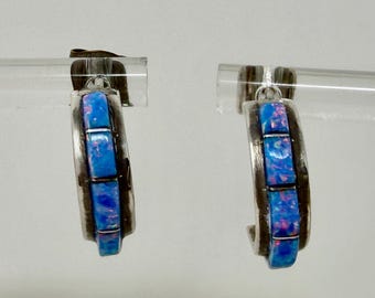 Aros pequeños estilo suroeste con incrustaciones de ópalo azul en plata de ley, estilo vintage.