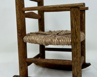 ヴィンテージの素朴なドール用ロッキングチェア - 編み込み籐シートの