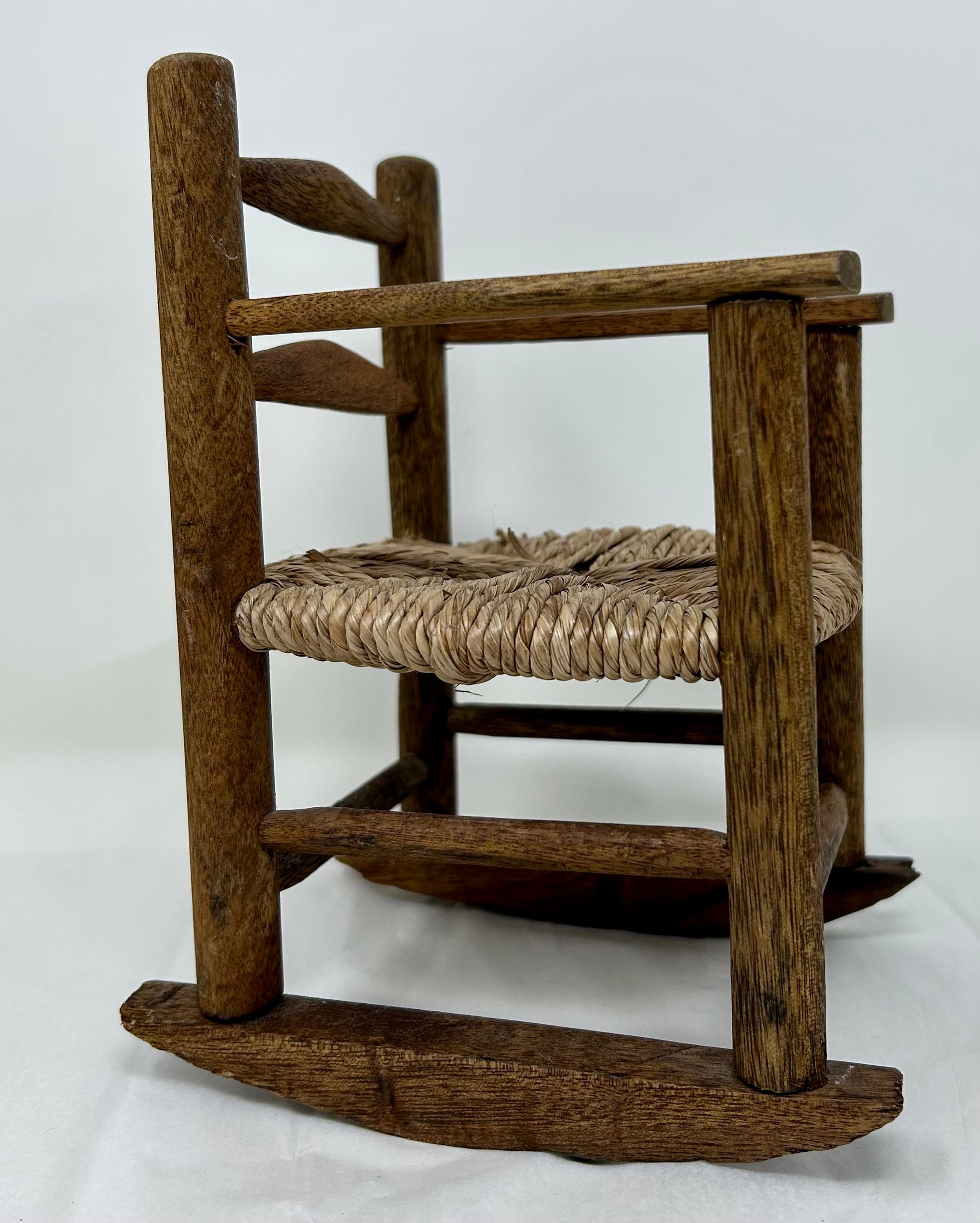 ヴィンテージの素朴なドール用ロッキングチェア - 編み込み籐シートの