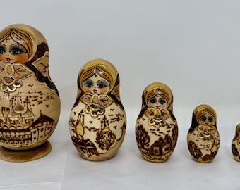 Juego de 5 muñecas rusas antiguas de anidación, pirograbadas, babushkas, pintadas a mano en sepia.