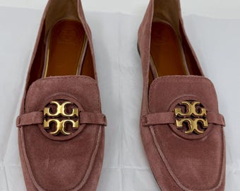 Mocasines Tory Burch Jessa, talla 8 M, color rosa empolvado, ante, medallón con logo dorado.