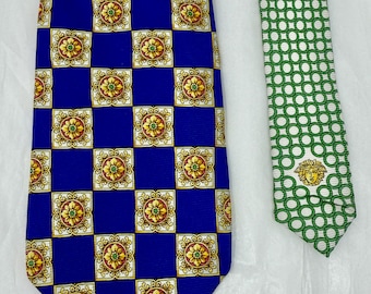 Gravata de seda vintage Gianni Versace – gravata barroca com medalhão azul e dourado – feita na Itália – acessório de designer