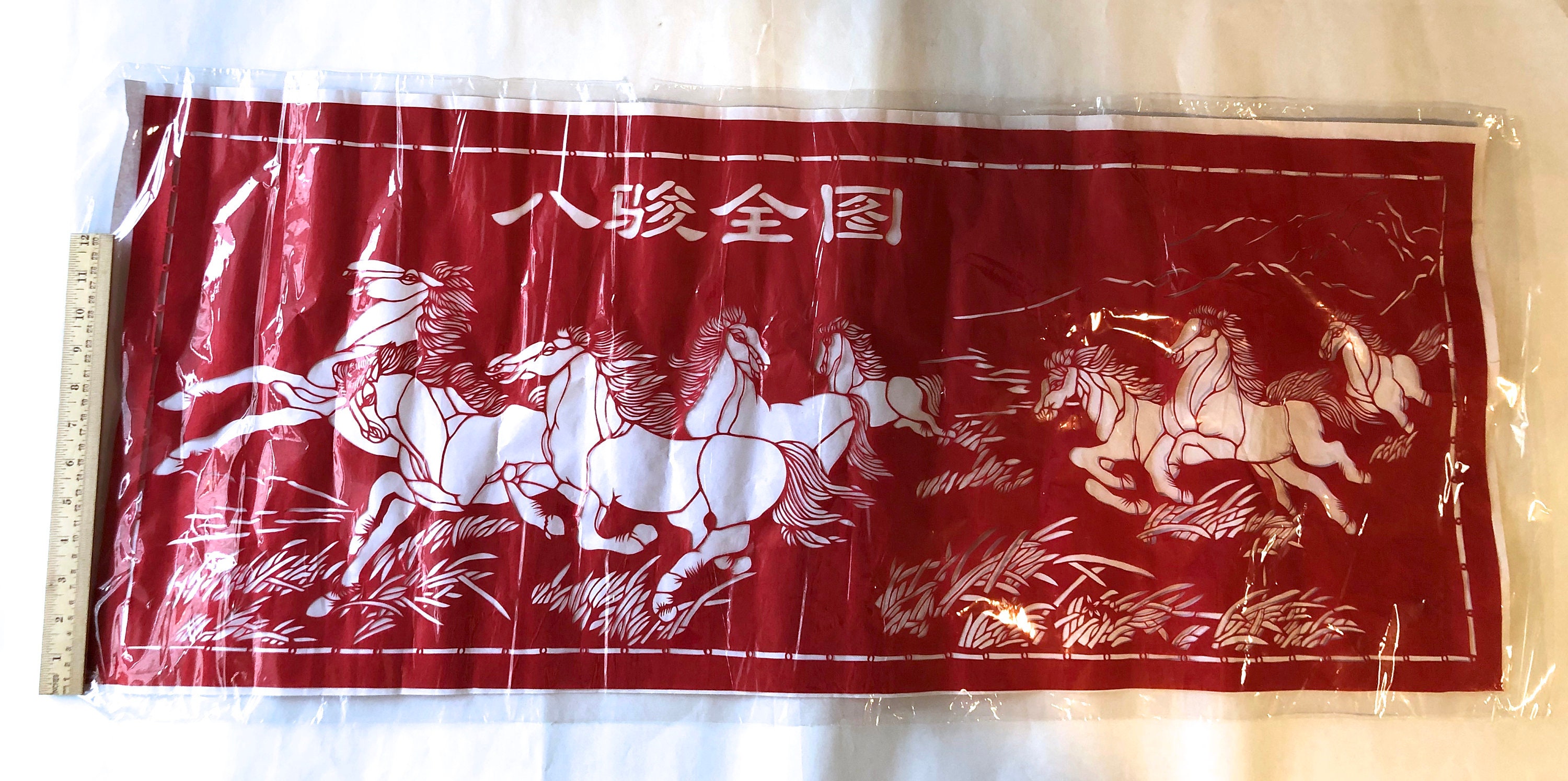 中国の切り絵の馬、馬の大きな壁画、アジアの芸術工芸品、赤い芸術