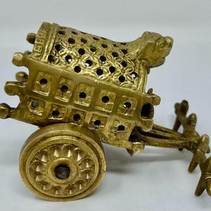 ヴィンテージインド真鍮牛車置物 - 華やかな牛車彫刻、民芸品装飾