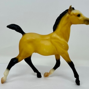 Breyer Modell Pferdefohlen &quot;Korinth&quot; #970 - Wildleder rennendes Fohlen Pony mit Strümpfen – Vintage Sammlerstück.&quot;