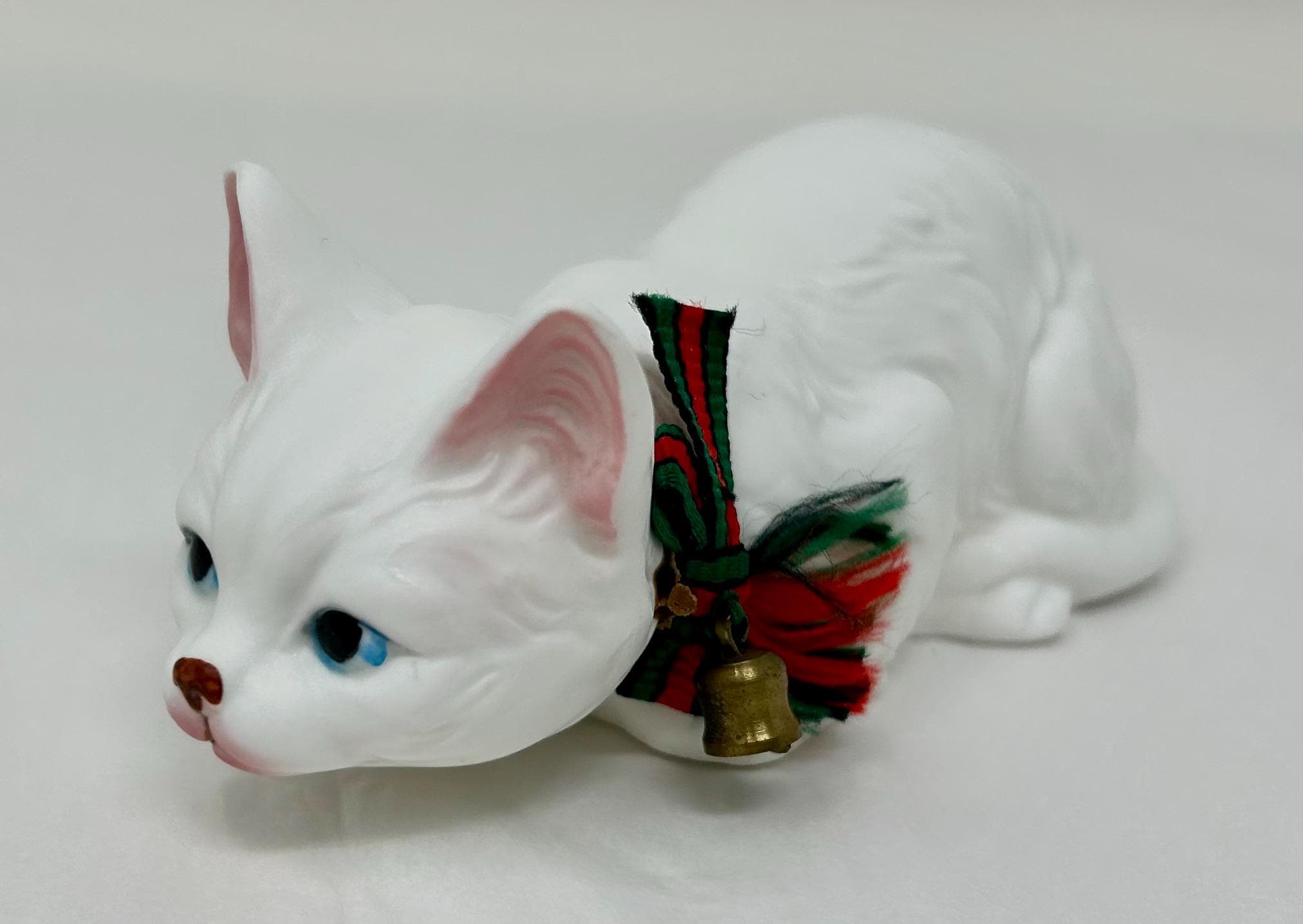 ヴィンテージ エネスコ 白猫の置物 – 1985年 磁器製 しゃがんだ子猫