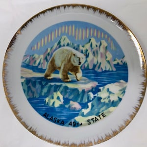 Vintage Alaska 49th State Souvenir Teller - Eisbär Wildnis Szene - Goldrand China - Mid-Century Sammlerstück