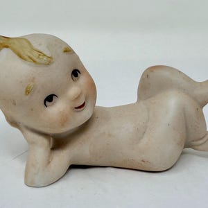 vintage AA Importing St. Louis MO Kewpie-stijl Bisque babybeeldje – Made in Korea – A.J. Imports Co.: kinderkamerdecoratie uit het midden van de eeuw