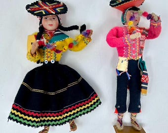 Conjunto vintage de dos muñecos de arte popular peruano, hechos a mano con hilo de lana, muñecos sudamericanos de hombre y mujer.