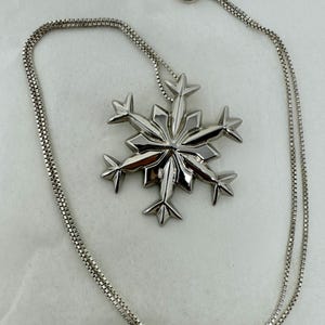 1980 Gorham Sterling Silver Snowflake Necklace – Vintage Solid .925 Christmas Pendant, Geometric Hexagon Snowflake  - 18" chain