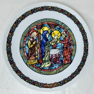 Henri D’Arceau Limoges Noël Vitrail “La Purification” Plate – Holiday Stained Glass Christmas Virgin Mary – 8.5&quot; – Première Edition