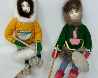 Conjunto de 2 muñecas de tela Induit de Alaska vintage, de 30 cm de alto, con capucha de piel, ideales para música y pesca. Arte popular del noroeste, hechas a mano por artesanos nativos.