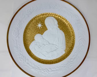 Plato navideño de Franklin Porcelain "Noche de Paz" de 1976, porcelana bisqué, relieve de la Virgen con el Niño con detalles dorados, plato vintage de Franklin Mint.