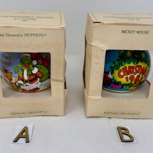 Adornos navideños vintage de satén Hallmark de 1981: Muppets, Kermit y Miss Piggy o Mickey Mouse. Adorno fechado (opción A/B).