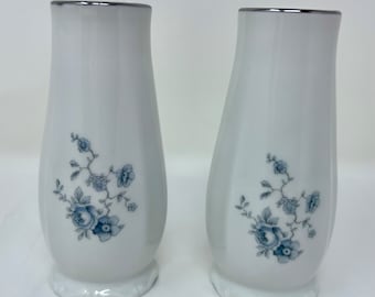 vintage Johann Haviland Blue Garland  salt pepper shakers blue white floral flowers china porcelain silver