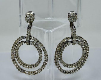 Pendientes colgantes de doble aro con diamantes de imitación vintage, con clip en tono plateado, llamativos, joyas de noche retro glamurosas, para novias y bailes de graduación.