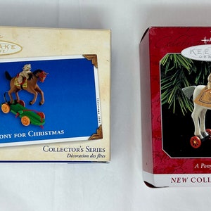 Conjunto de 2 enfeites de lembrança Hallmark – Um pônei para o Natal de 1998 e 2002 – Cavalo de brinquedo sobre rodas – Série de colecionador