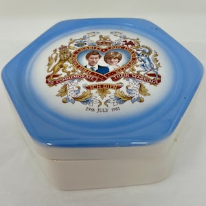 vintage Prince Charles Diana wedding ceramic box 1981 trinket jewelry 5&quot; England royal family