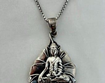 Collar con colgante de Buda de plata esterlina tailandesa vintage – Buda meditando sobre una hoja de loto con cadena tipo caja (925)
