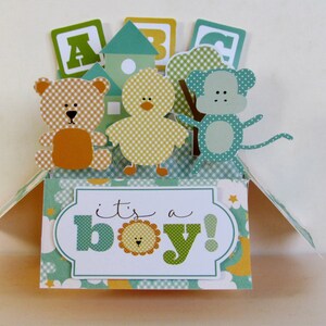 Baby-Karte. Pop Up Box Karte. Kleiner Mann. Handgemachte Baby Karte. Babyparty. Blau. Grußkarte. Einzigartig. Junge. 3D. Verzierungen.