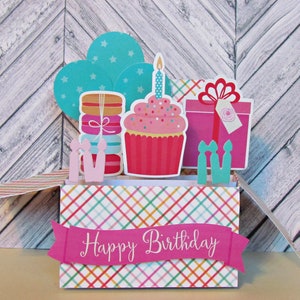 Cartão de felicitações pop-up. Cartão de aniversário pop-up. Feliz aniversário. Cartões de felicitações. Comemore. Cartão de aniversário feito à mão. Cupcake. Velas.
