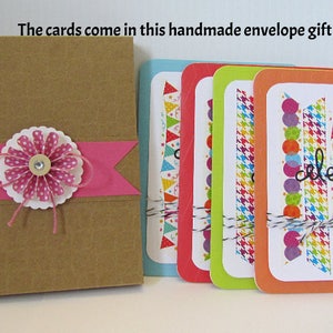 Cartões comemorativos. Conjunto de cartões de aniversário. Conjunto de presentes. Cartões com fita washi tape. Conjunto de cartões de aniversário feitos à mão. Variedade de cartões comemorativos. Cartões de aniversário em branco.