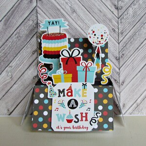 Tarjeta emergente, tarjeta de cumpleaños feliz, tarjeta en una caja, tarjeta de felicitación hecha a mano, globos y pastel, regalos, tarjetas de felicitación, tarjeta de niño o niña