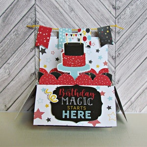 Tarjeta emergente, tarjeta de feliz cumpleaños, tarjeta en una caja, tarjeta de felicitación hecha a mano, pancarta y pastel de cumpleaños, tarjetas de felicitación, Mickey y Minnie
