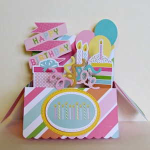 Mädchen Pop Up Box Karte, Kinder Happy Birthday Karte, GeburtstagStorte, Karte in einer Box, handgemachte Grußkarte, 3D Geburtstagskarte, Kuchen
