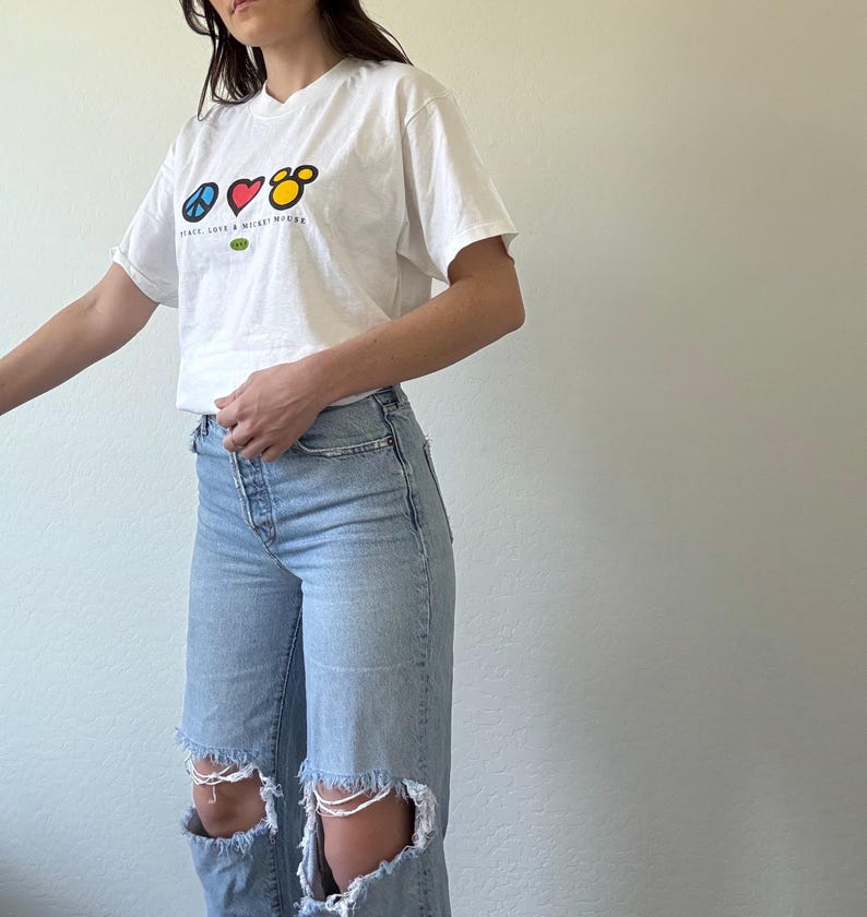 Vintage Graphic Peace Love and Mickey Mouse Disney Tee bild 6