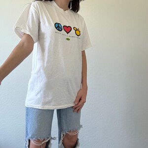 Vintage Graphic Peace Love and Mickey Mouse Disney Tee bild 3