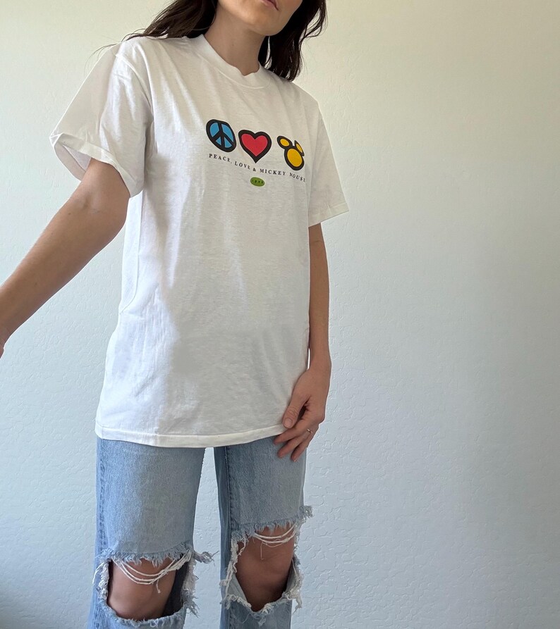 Vintage Graphic Peace Love and Mickey Mouse Disney Tee bild 3