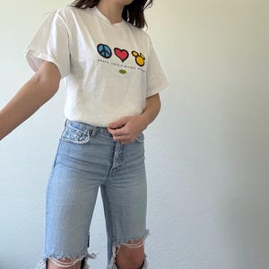 Vintage Graphic Peace Love and Mickey Mouse Disney Tee bild 5