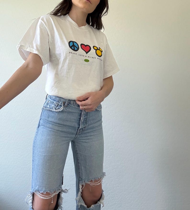 Vintage Graphic Peace Love and Mickey Mouse Disney Tee bild 5
