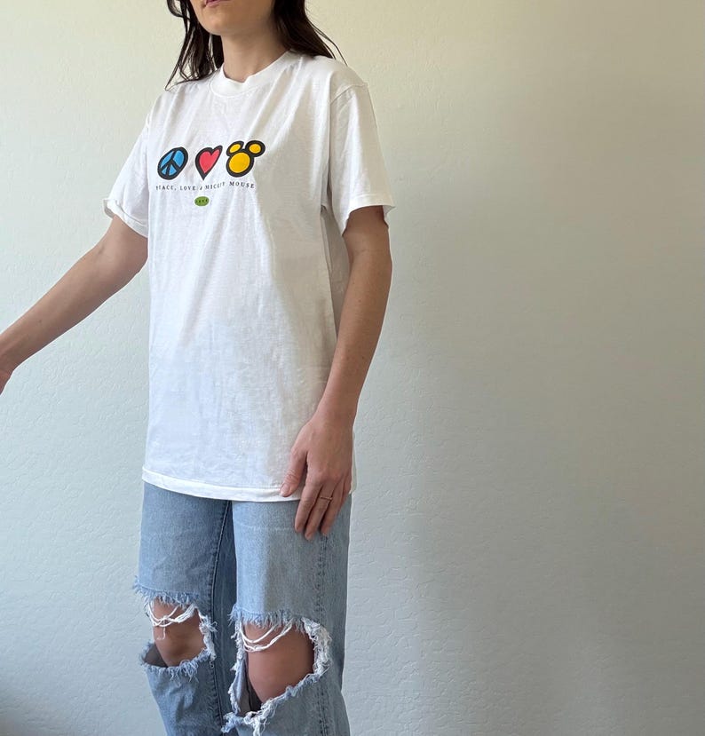 Vintage Graphic Peace Love and Mickey Mouse Disney Tee bild 7