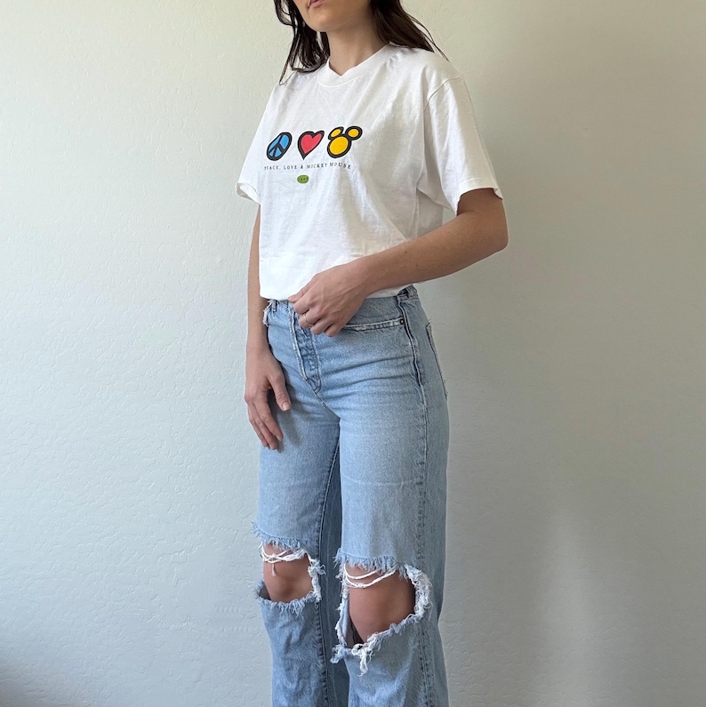 Vintage Graphic Peace Love and Mickey Mouse Disney Tee bild 1