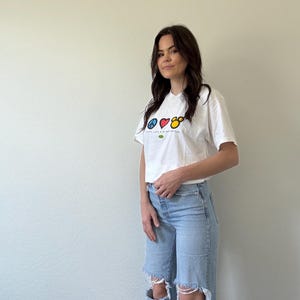 Vintage Graphic Peace Love and Mickey Mouse Disney Tee bild 4