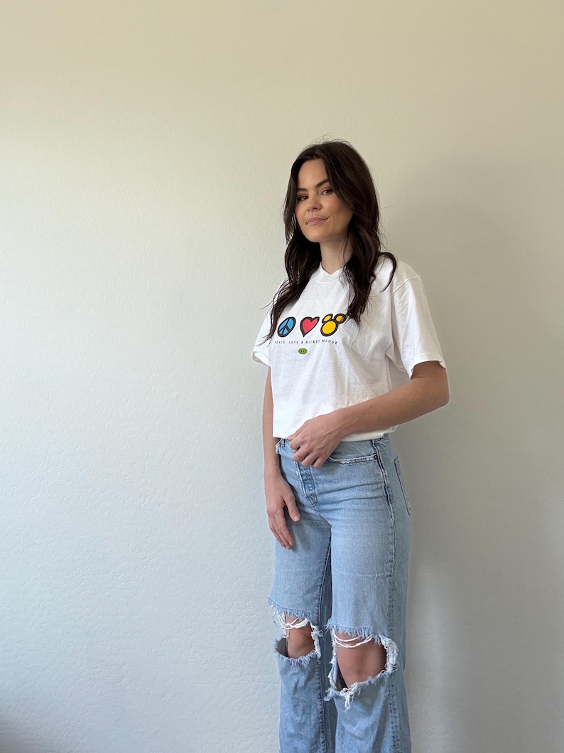 Vintage Graphic Peace Love and Mickey Mouse Disney Tee bild 4